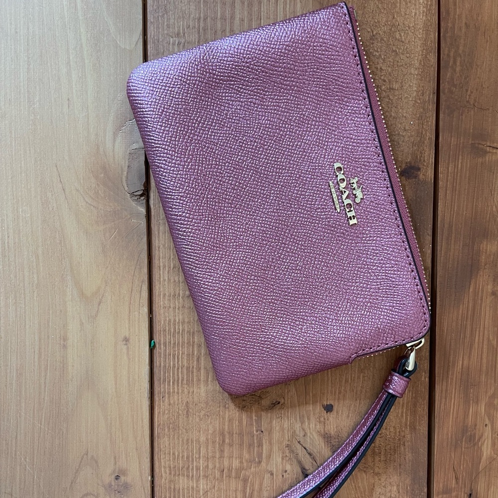 Enjoy a night out on the town with this fun and flirty Coach wristlet ✨